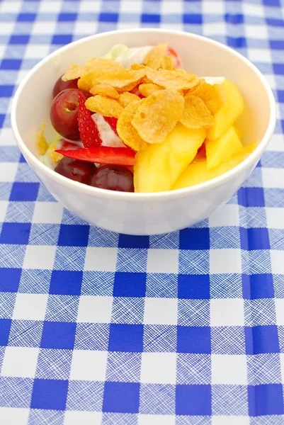 Healthy fruit salad topped with cereal — Stock Photo, Image