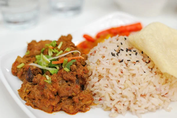 Rendang vegetariano malaio arroz de galinha ou carneiro — Fotografia de Stock
