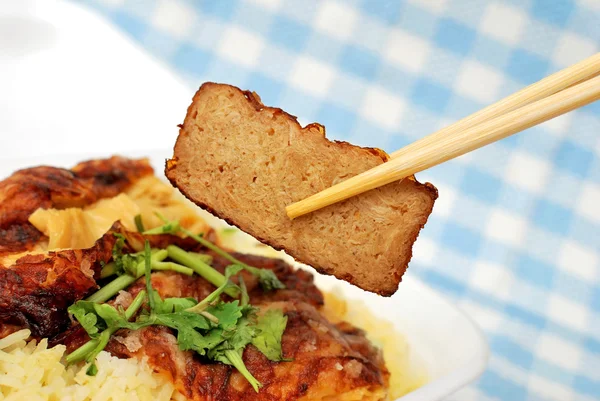 Chopsticks tomando fatias de porco assado — Fotografia de Stock