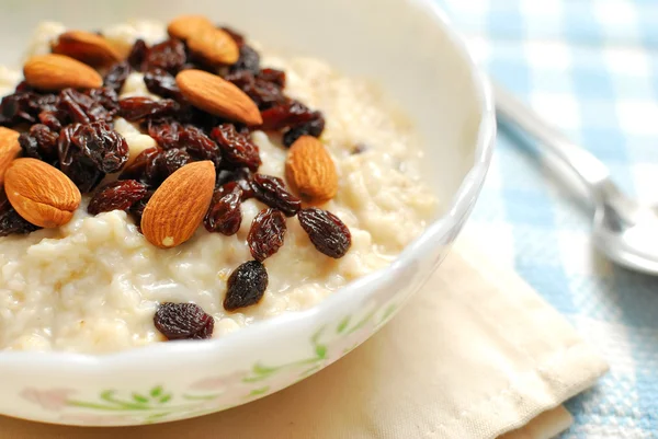 Nutritious oatmeal for breakfast — Stock Photo, Image