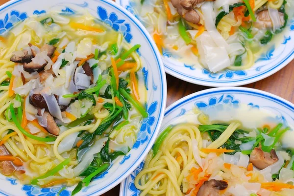 Kinesiska hälsosamma vegetariska nudlar — Stockfoto