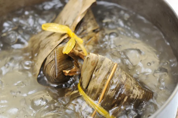 Chinesische Fleischklößchen in kochendem Wasser — Stockfoto