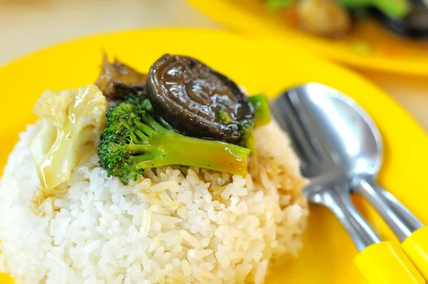 Tempo de refeição com legumes e cogumelos — Fotografia de Stock