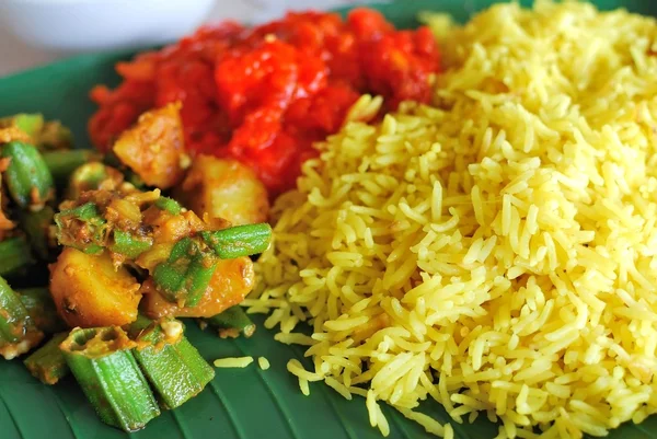 Здоровый индийский вегетарианский обед — стоковое фото
