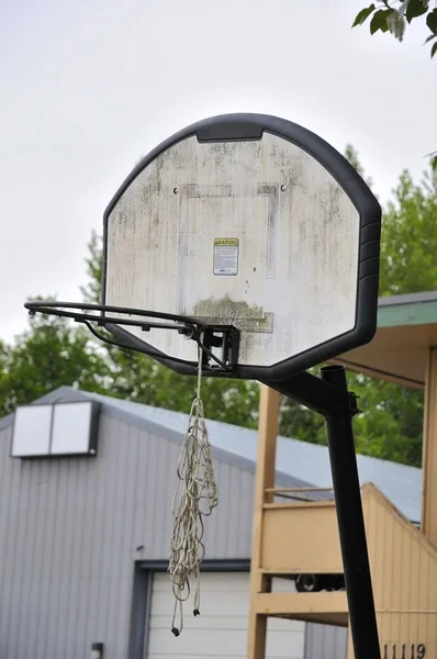 Altes Basketballbrett und Basketballkorb — Stockfoto