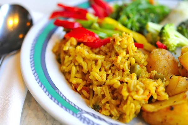 Gesunde indische vegetarische Mahlzeit — Stockfoto