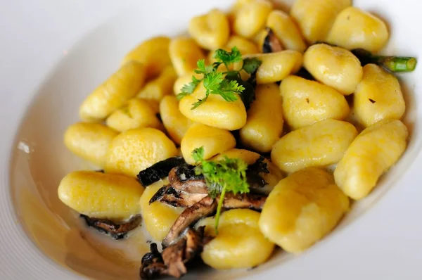 Gnocchi-Küche mit Pilzen — Stockfoto