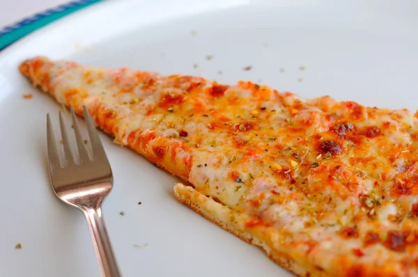 Plak van pizza en vork — Stockfoto