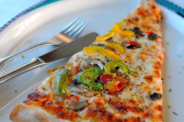 Zdrowe wegetariańskie pizza patrząc — Zdjęcie stockowe