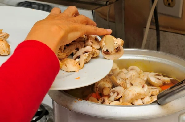 Colocar cogumelos em sopa — Fotografia de Stock