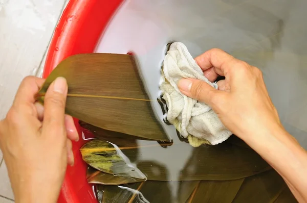 Bambusblätter waschen — Stockfoto