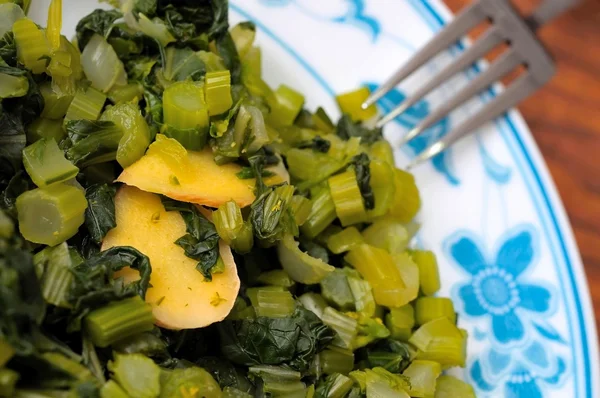 จานผักใบเรียบง่าย — ภาพถ่ายสต็อก