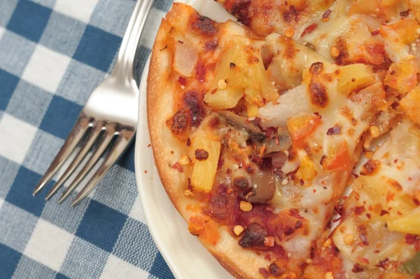 Pizza en rodajas en el plato —  Fotos de Stock