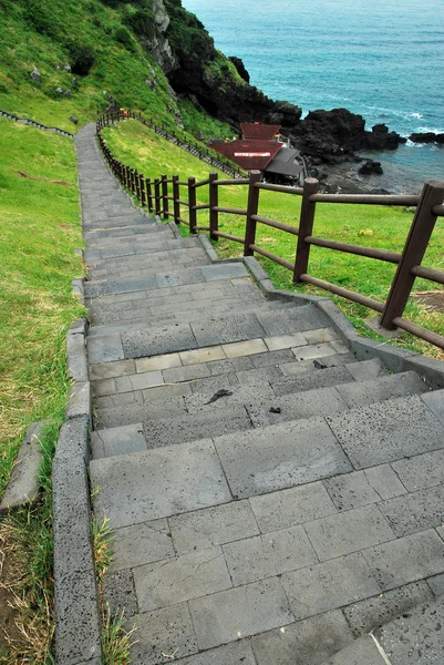 Lange Treppe, die nach unten führt — Stockfoto