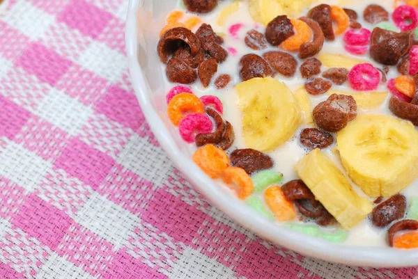 Healthy cereal topped with fruit and raisins — Stock Photo, Image