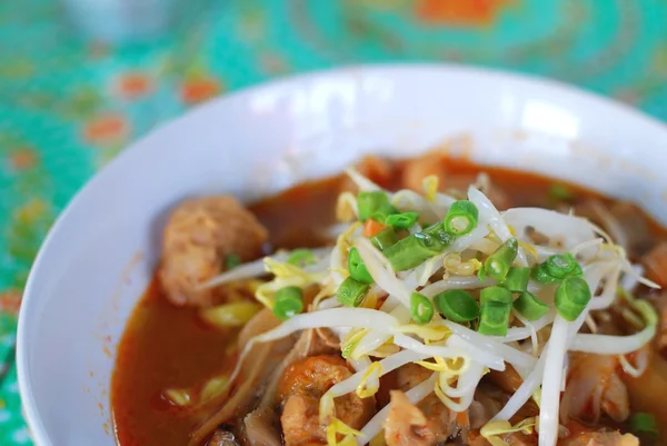 Stylu tajskim wegetariańska tom yam makaron — Zdjęcie stockowe