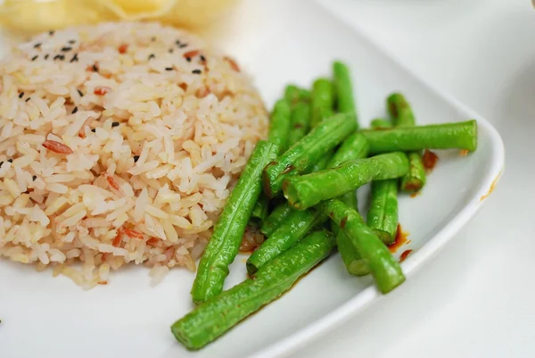 Zdravé červená neleštěná rýže a fazole — Stock fotografie