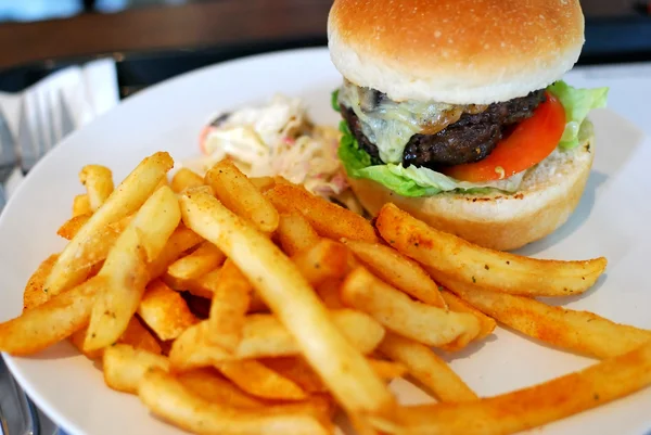 Hamburger de restauration rapide et frites — Photo
