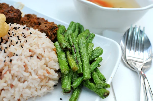 Здоровый неотполированный красный рис и бобы — стоковое фото