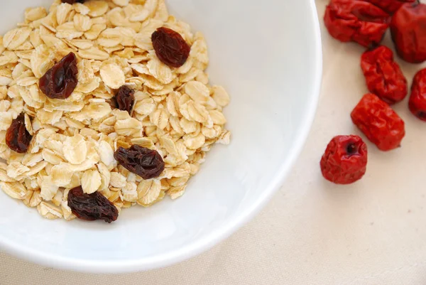 Small serving of healthy oatmeal with raisins — Stock Photo, Image