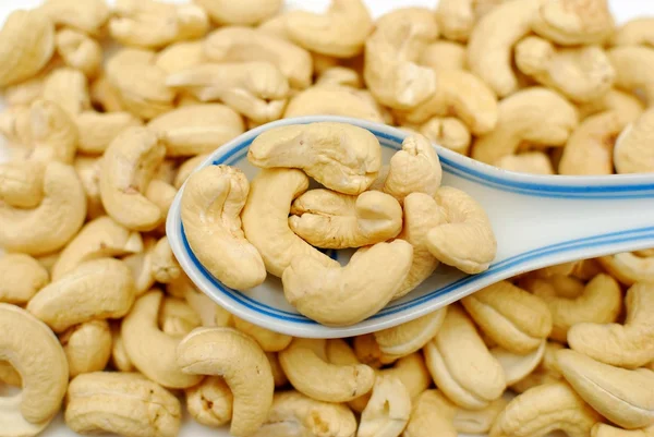 Sked med cashewnötter — Stockfoto