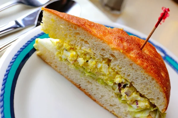 Single egg sandwich — Stock Photo, Image