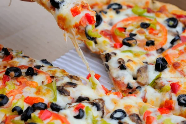 Pizza yemek. — Stok fotoğraf