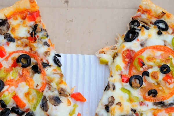 Halv ätit pizza — Stockfoto