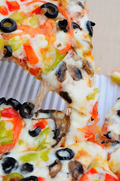 Dra enstaka bit pizza — Stockfoto