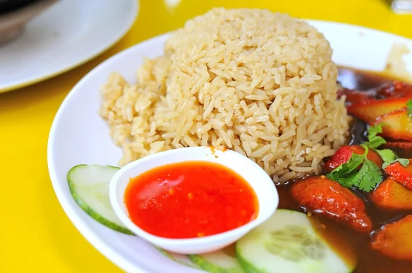 Ris uppsättning måltid med fläsk skivor — Stockfoto