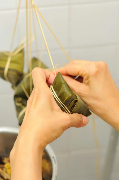 Tying a meat dumpling — Stock Photo, Image