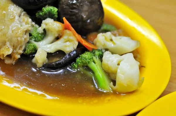 Китайские грибы и деликатесы из цветной капусты — стоковое фото