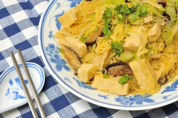 Primo piano di deliziosi spaghetti cinesi — Foto Stock