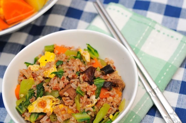 Жареный рис из смешанных овощей — стоковое фото