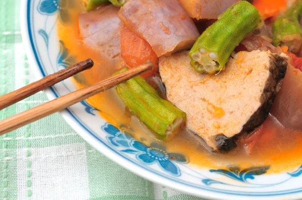 魚の頭の野菜スープ — ストック写真