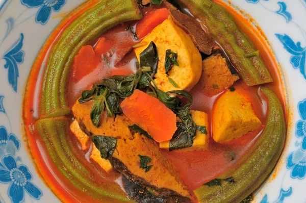 Traditionella fisk och grönsaker curry — Stockfoto