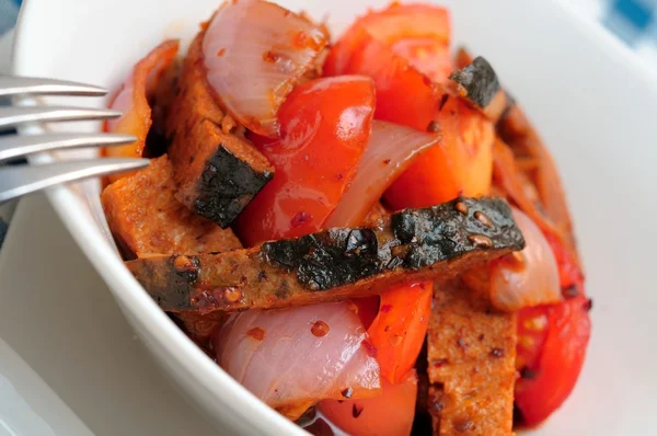 Skivad fisk i kryddig tomatsås — Stockfoto