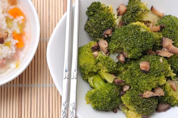 Verse broccoli en paddestoel delicatesse — Stockfoto