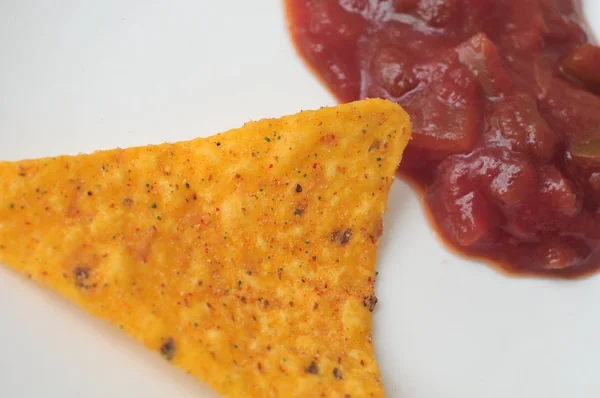 Single Chip mit Tomatensauce — Stockfoto