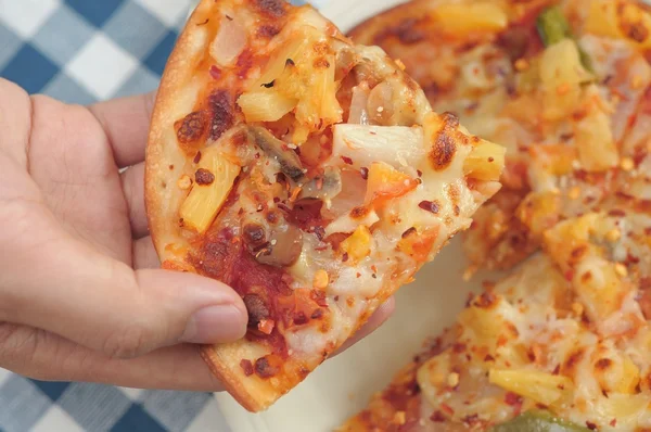 考虑披萨的手 — 图库照片