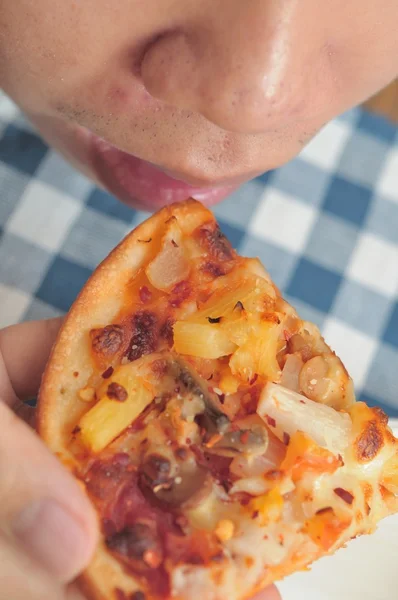 Felülről lefelé, az ember eszik pizza — Stock Fotó
