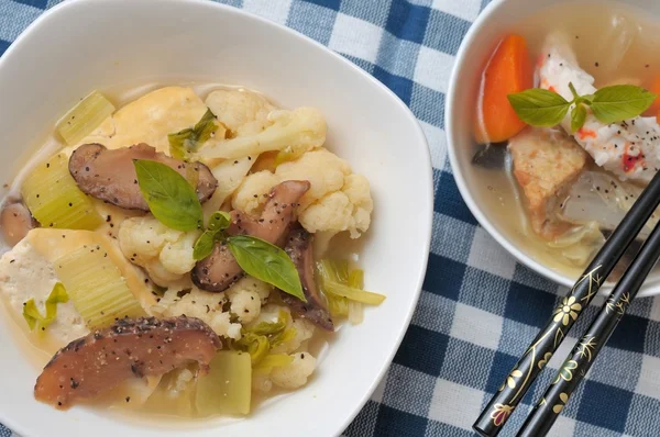 Karışık sebze ve çorba yemek ayarla — Stok fotoğraf