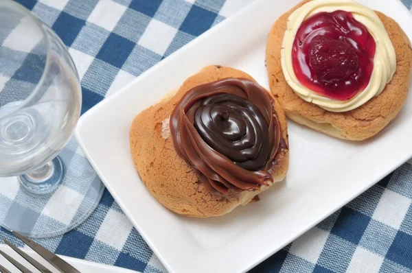 Muffins de crema coloridos y deliciosos —  Fotos de Stock
