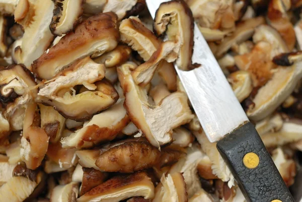 Knife cutting mushrooms — Stock Photo, Image