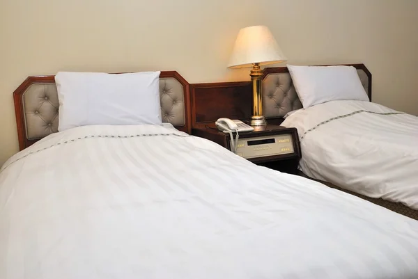 Modern szállodai szobában két ágy — Stock Fotó