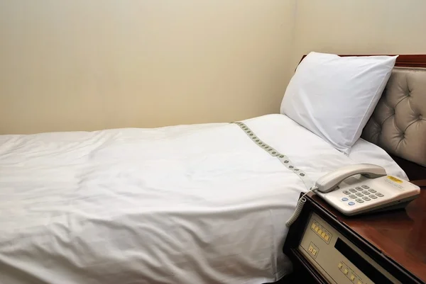 ベッドとベッドサイド テーブル — ストック写真