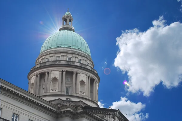 Supremo tribunal com fundo céu brilhante — Fotografia de Stock