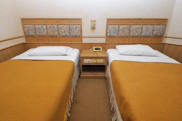 Modern otel odasında Çift Kişilik Yatak — Stok fotoğraf