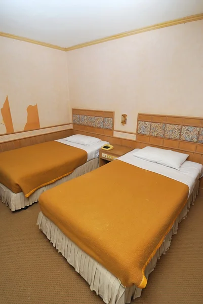 Μονά κρεβάτια στο ξενοδοχείο δωμάτιο — Φωτογραφία Αρχείου