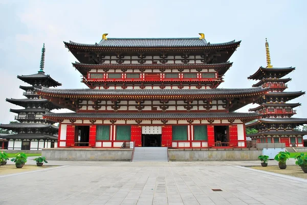 Majestätischer Tempel mit hoch aufragenden Zwillingspagoden — Stockfoto